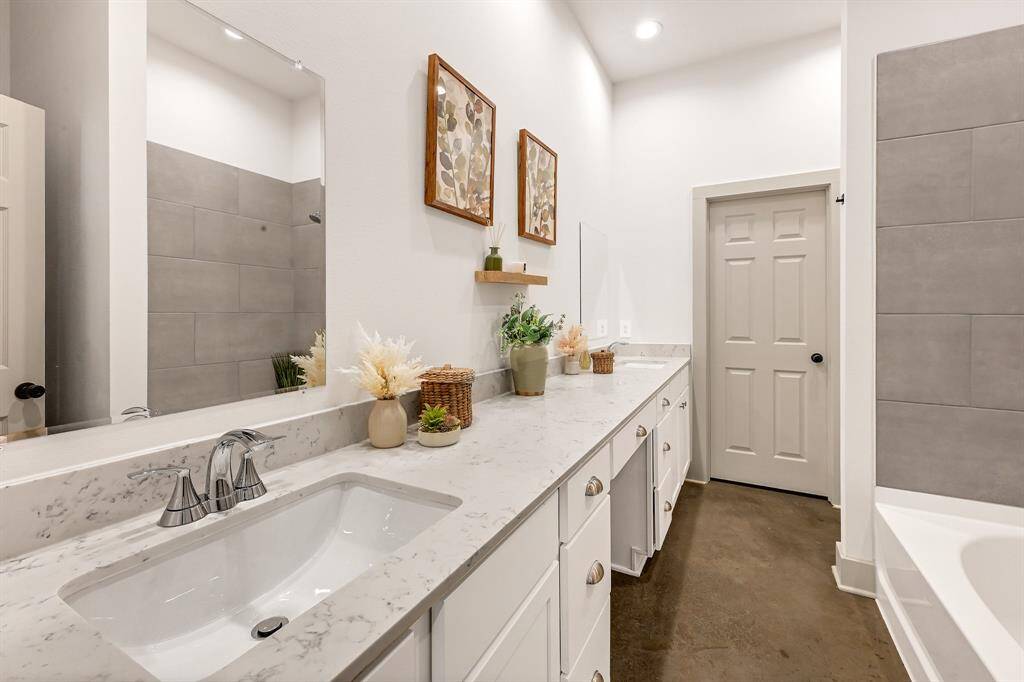 Beautiful master bathroom, double vanity sinks and spacious walk- in closet!Model Home.