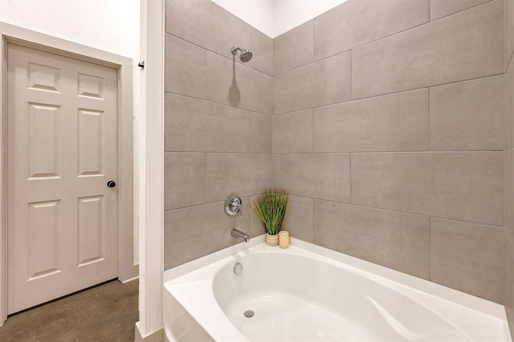 Soaker tub!Model Home.