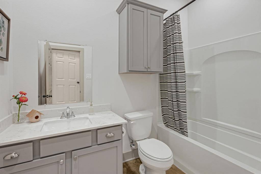 Secondary bathroom!Model Home.