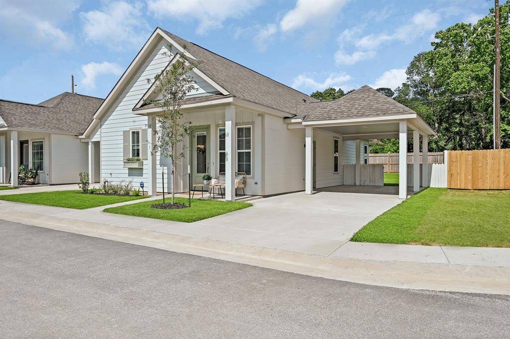 Welcome home to beautiful three bedroom/ two bathroom!Model Home.