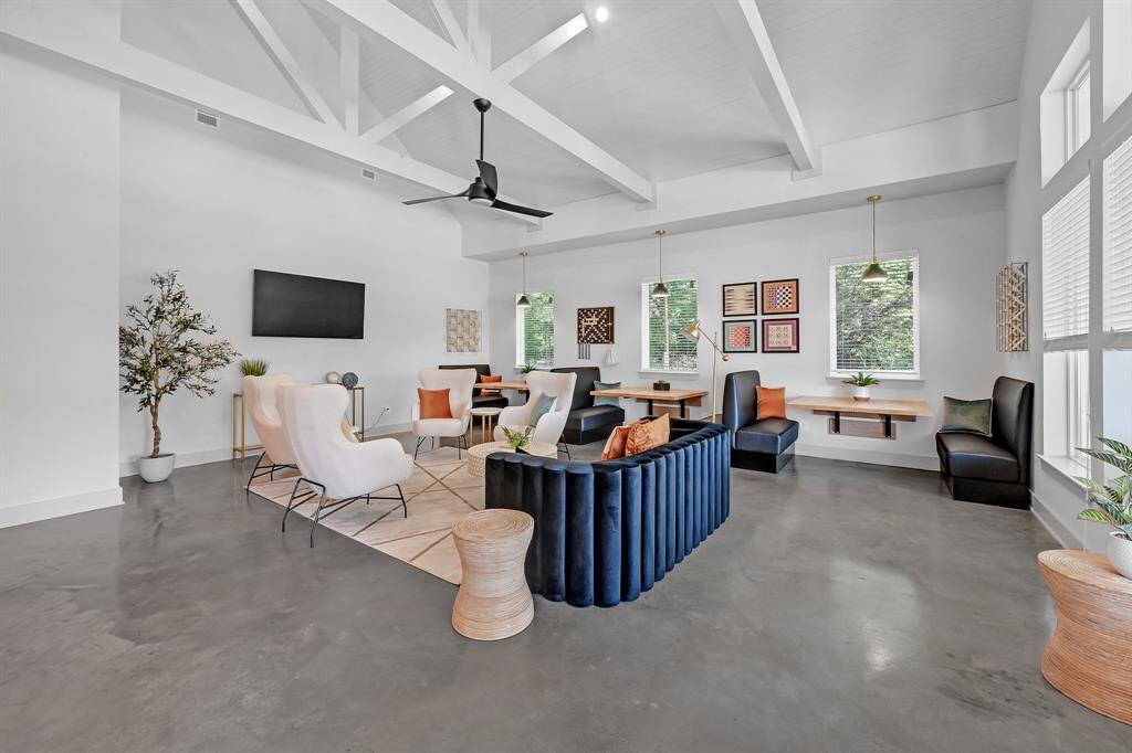 Perfect in-house cafe! plenty of seating, tables and privacy!
