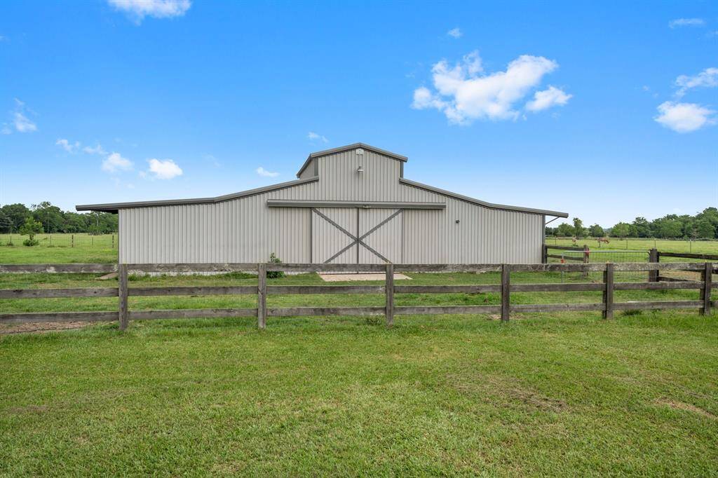 Discover the versatility of this large barn, providing significant space for equipment storage, livestock shelter, or the development of your hobbies and interests.