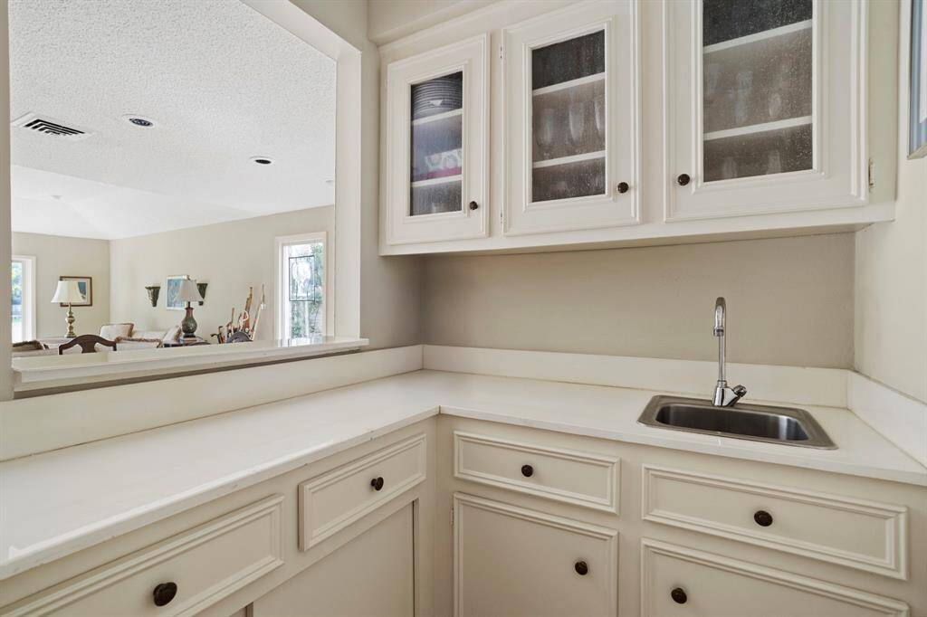 A 5' x 5' cocktail bar is conveniently located between the living room and kitchen—perfect for entertaining.