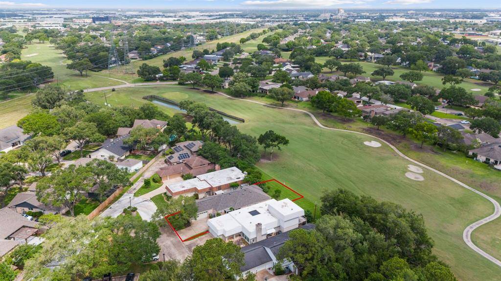Enjoy nearby Sugar Land Town Square, top-rated FBISD schools, restaurants, shopping, entertainment, and easy freeway access.
