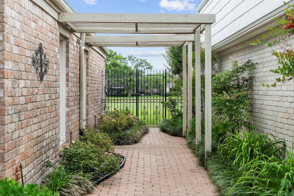 Step outside to fabulous outdoor living spaces with sweeping golf course views—perfect for relaxing or entertaining.