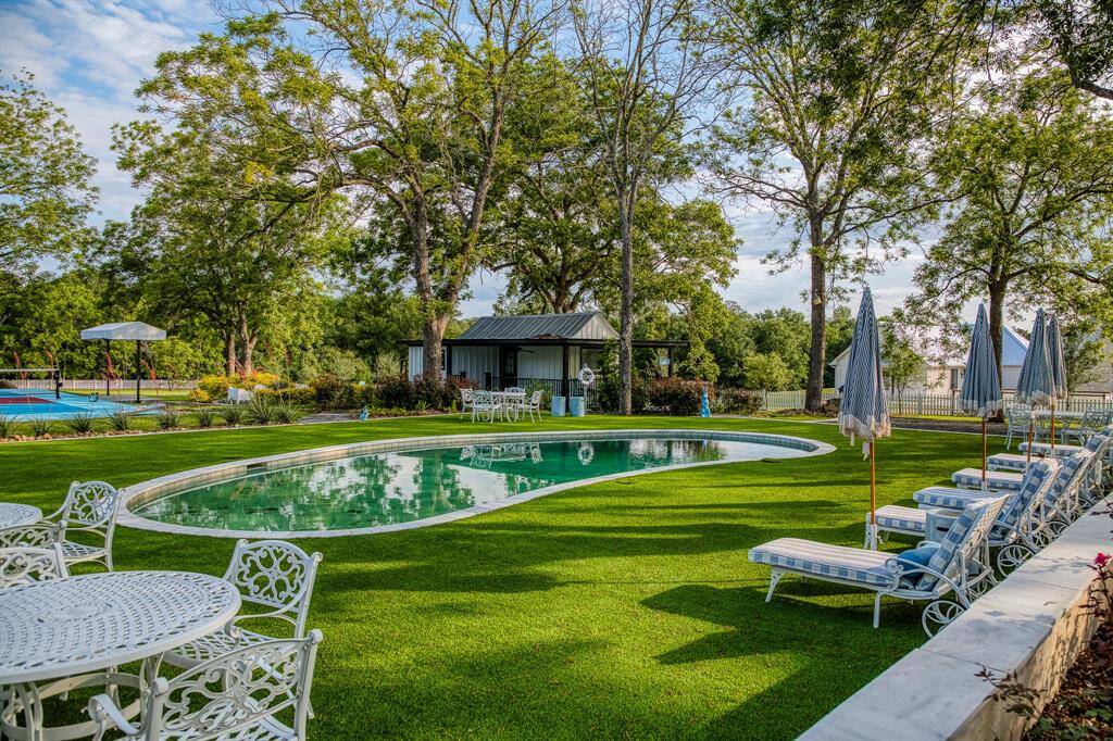 With multiple seating vignettes, curated landscaping, & room to roam, this outdoor space is built for entertaining or relaxing under the trees. Whether it’s a poolside brunch or sunset cocktails, the possibilities are as endless.