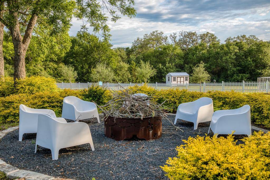 This cozy fire pit nook offers a serene spot for stargazing or toasting marshmallows–the perfect setting for intimate gatherings or solo moments.