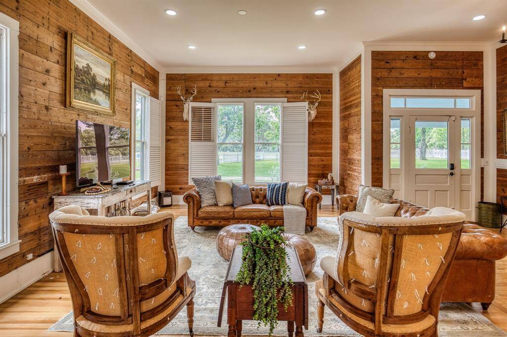 Framed by expansive windows & curated with texture-rich materials, the living room offers a cozy yet spacious feel. The symmetry of the furniture layout & thoughtful design details make this room equal parts retreat & conversation hub.