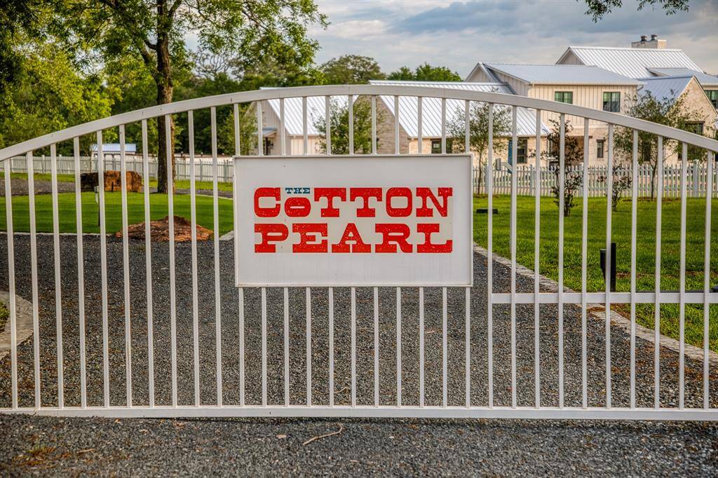 The private gated entrance sets the tone: chic, understated, & memorable. With The Cotton Pearl proudly displayed, it’s clear this is no ordinary countryside escape.