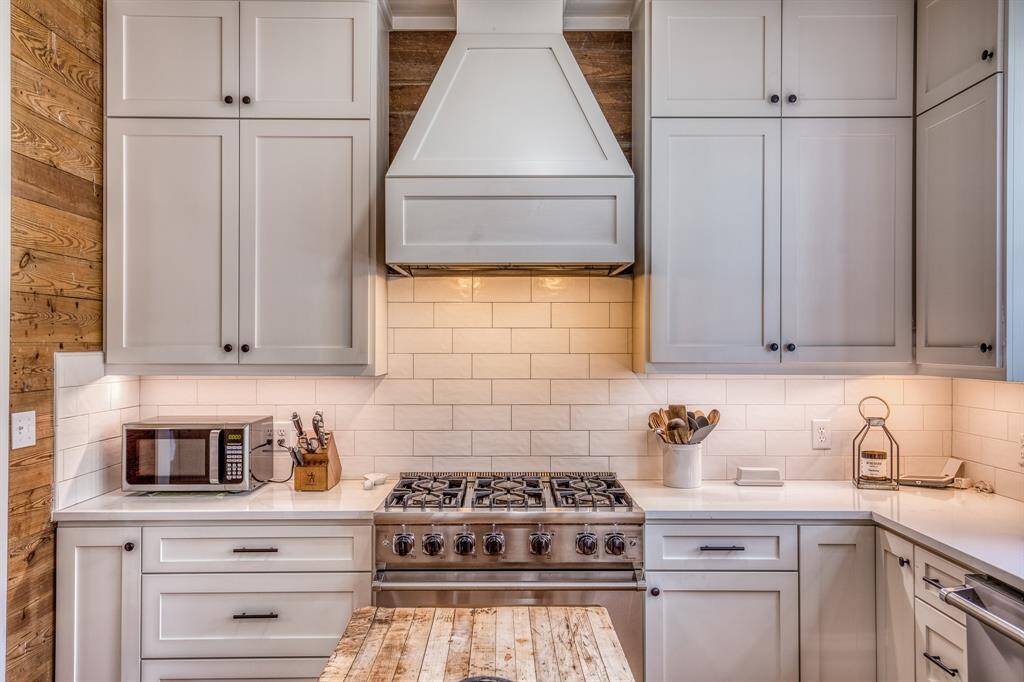 Crisp shaker cabinetry, subway tile, and a professional-grade range anchor this chef’s kitchen with equal parts style and performance.