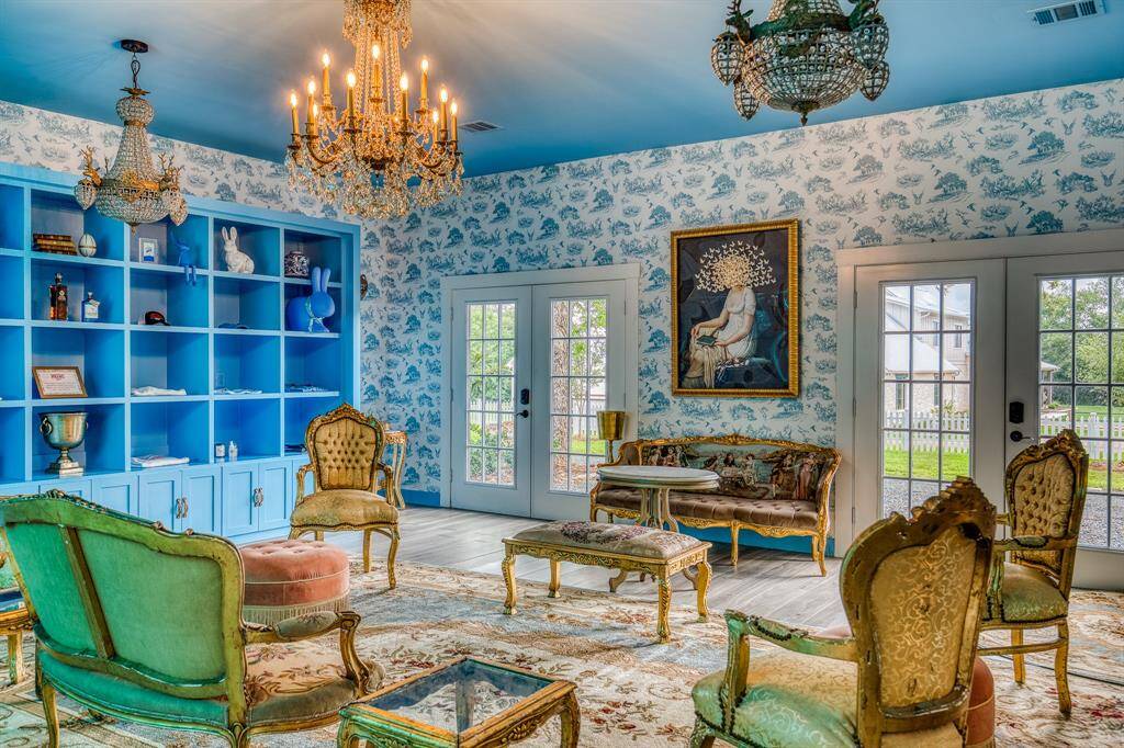Step inside The Rabbit Hole, where bold blue hues and vintage décor come together to create a delightfully unexpected gathering space. Adorned with custom wallpaper, curated antiques that echo Round Top’s charm, and bespoke built-ins, this iconic venue offers character at every turn.