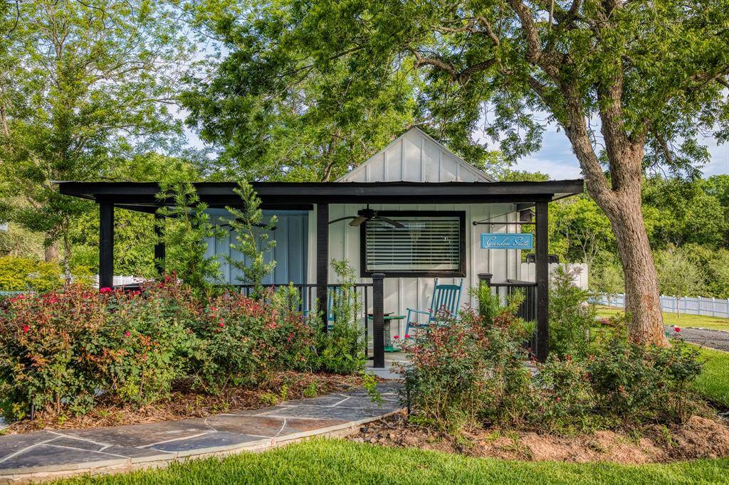 Thoughtfully placed along the garden path, the Garden Suite stands as a tranquil hideaway under a canopy of mature trees. A porch creates the perfect space for enjoy a cup of coffee or carrying evening conversations.