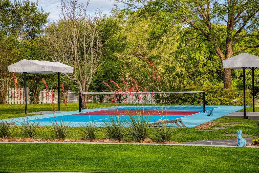 Bordered by blooming red yuccas & shaded by elegant awnings, the pickle ball court is equal parts activity & aesthetic. A cornhole setup nearby adds to the fun, making this a favorite zone for guests of all ages.