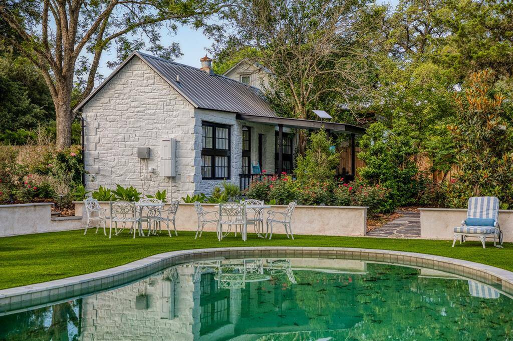 Tucked in the garden, this charming stone cottage, also knows as the 3 Carat Suite, offers both privacy & character. Black-trimmed windows, cozy furnishings, & a shaded porch make it an ideal escape just steps from the main house and ground amenities.