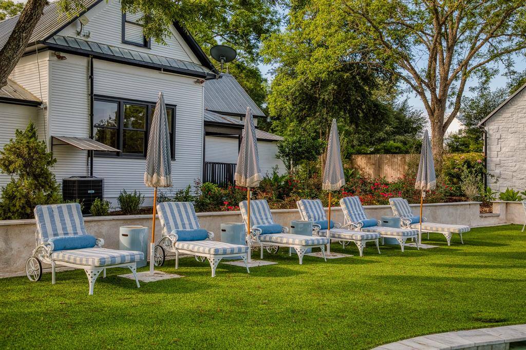 Every detail invites you to unwind. A row of cushioned chaises lines the elevated terrace, offering front-row seats to poolside serenity—perfect for morning coffee, afternoon naps, or evening cocktails under the stars.