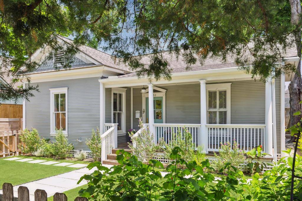 Another view of front of home. Truly picturesque!