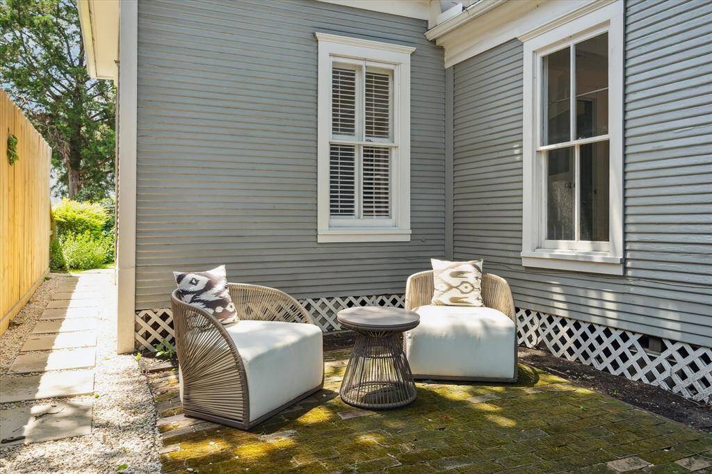 Moss ivy brick seating area
