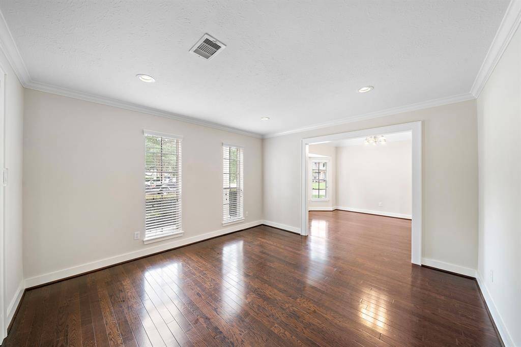 Front living room/Office/Game room