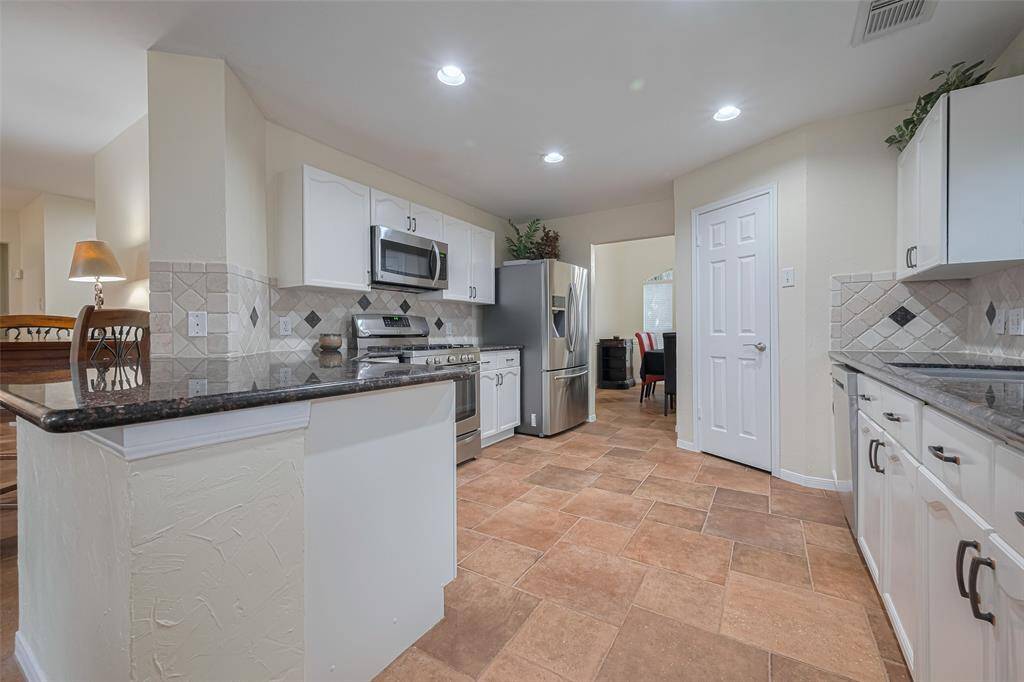 Open floor plan, granite counter tops