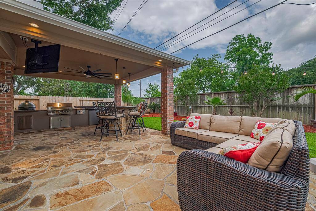 Spacious covered outdoor Kitchen with outdoor TV included
