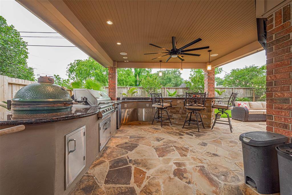 Gas grill, mini refrigerator, Green Egg, Gas double burner, Sink with hot water and garbage disposal, Ceiling fans, TV, Stereo with speaker system ALL INCLUDED