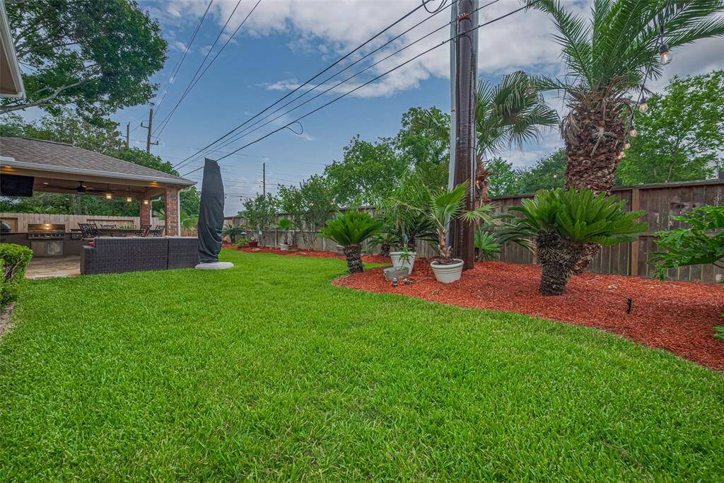 Spacious back yard with NO BACK YARD NEIGHBORS!!