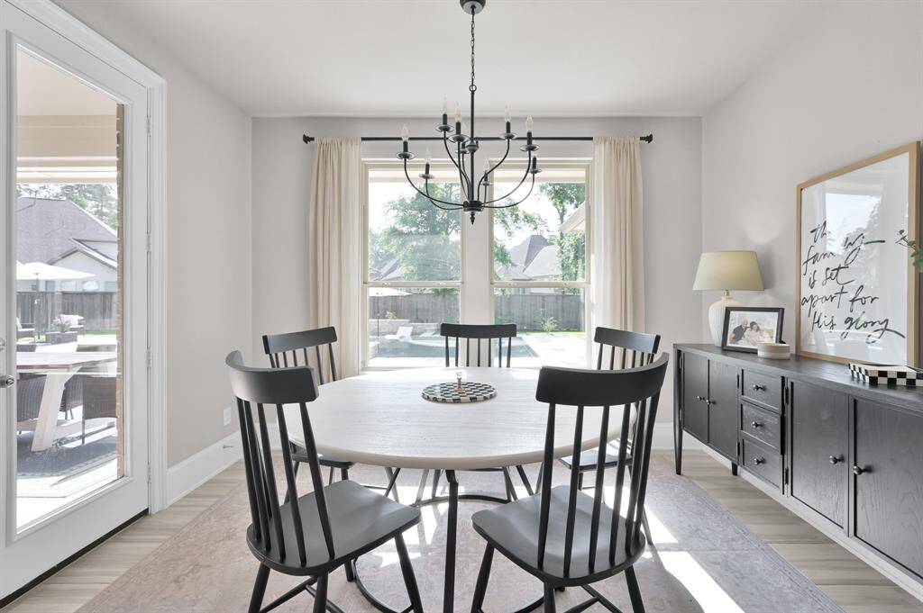 Breakfast/dining nook.