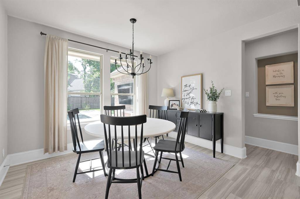 Breakfast/dining nook.