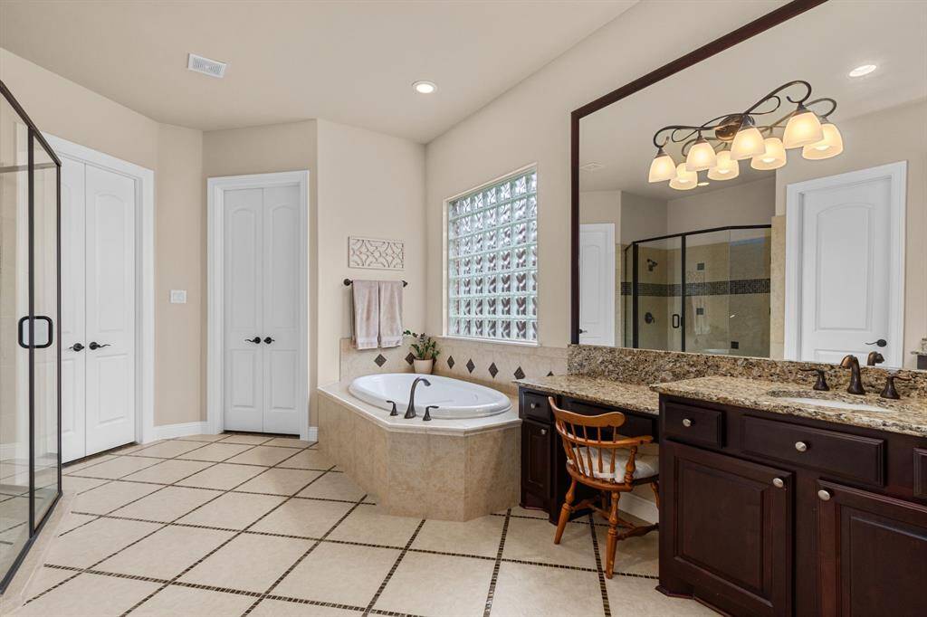 Another look at the wonderful ensuite bath. A fabulous place to get ready in the morning for a busy day and to unwind at the end of a long hectic day.