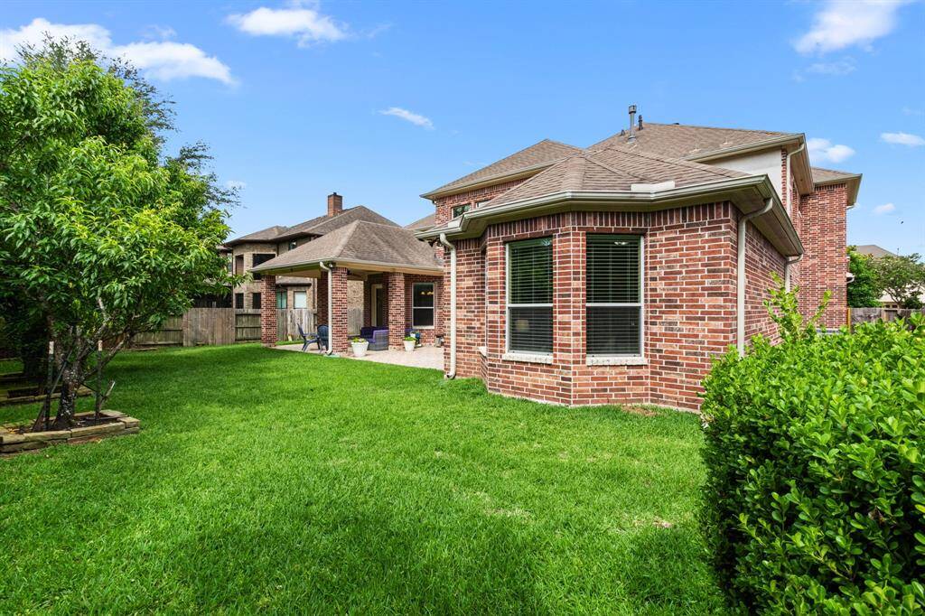 This property's pretty backyard with mature landscaping, nice greenspace and great patio is waiting for you to call it home.