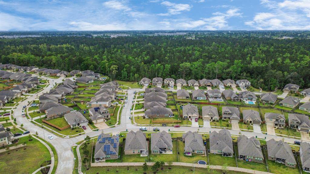Enjoy plenty of walking trails and amenities this neighborhood has to offer!