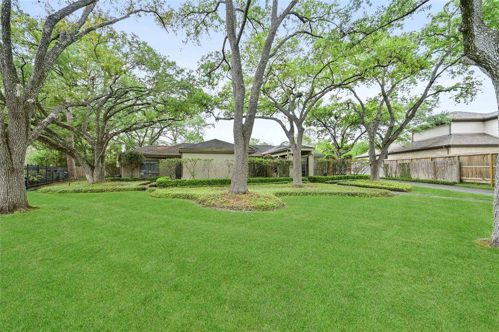 Framed by mature oaks and manicured hedges, this Piney Point Village home offers exceptional curb appeal and timeless charm on a peaceful cul-de-sac.