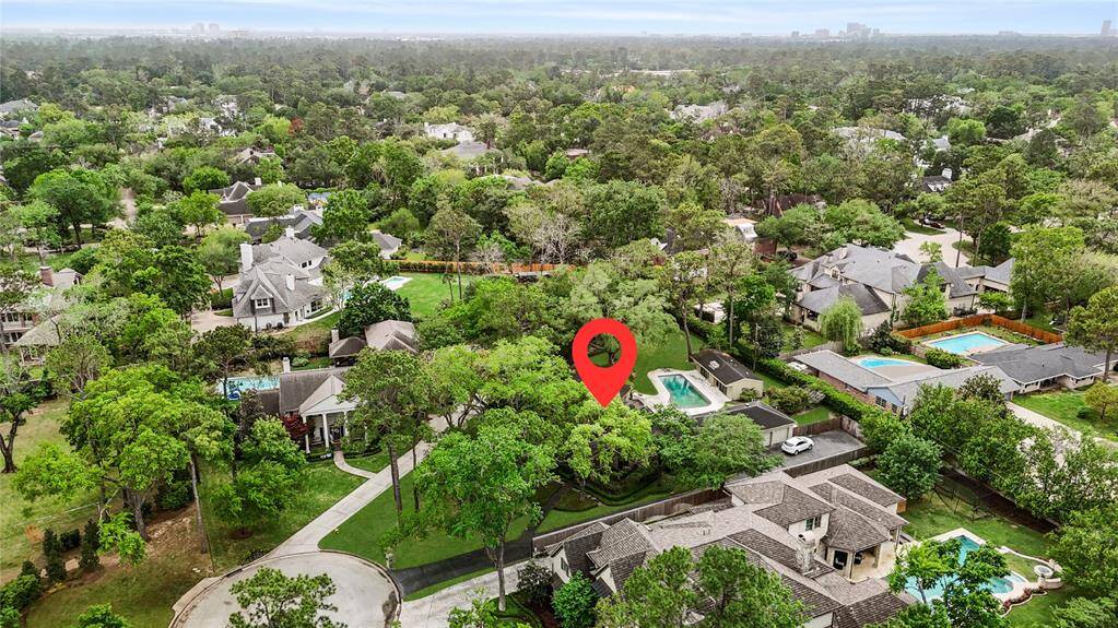 Enjoy proximity to the city with a tucked-away suburban feel—panoramic views reveal the home's prime location just minutes from Houston's hottest hubs.