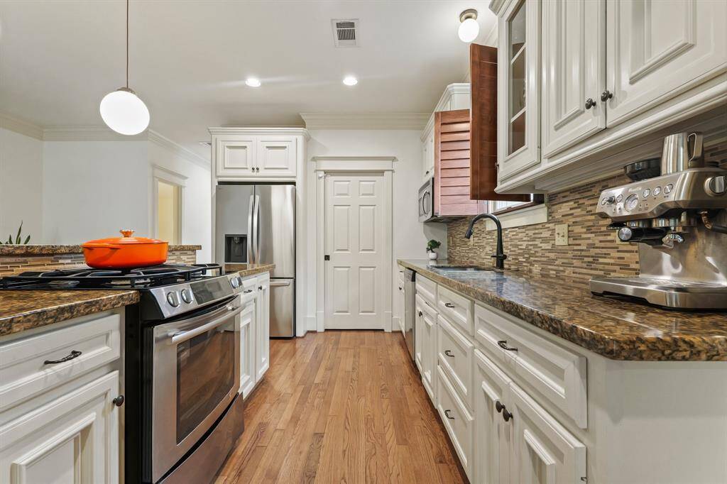 Featuring a sleek gas cooktop, perfect for precise cooking and culinary creativity.