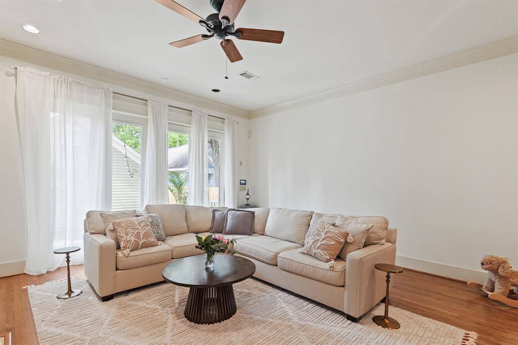 Note Impressive 10-foot ceilings that enhance the sense of space and create an open, airy atmosphere.