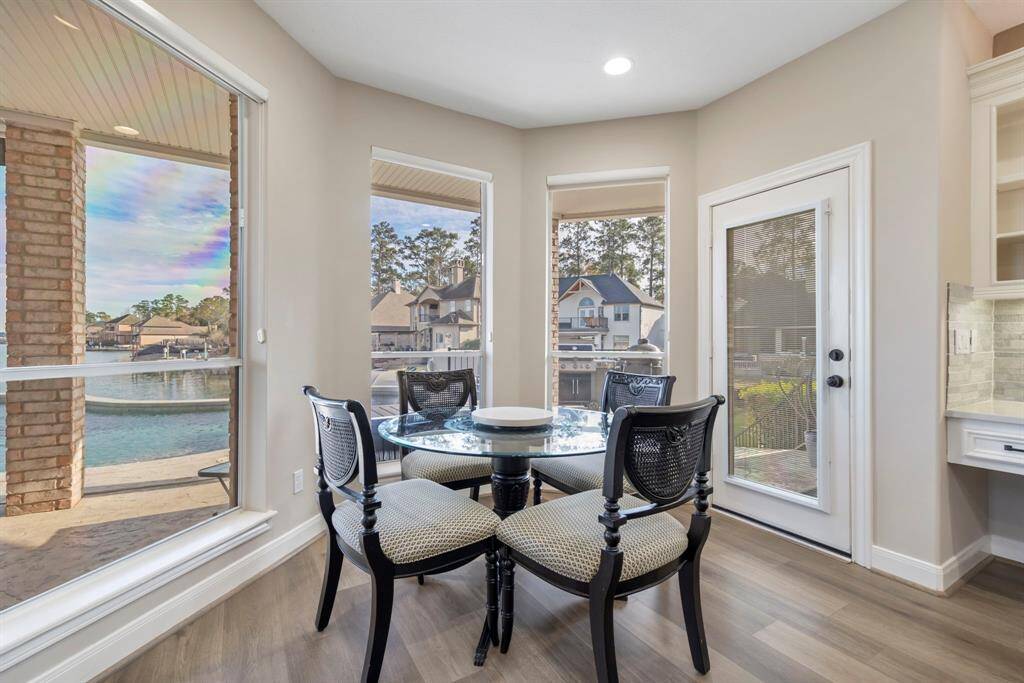 Imagine sipping your morning coffee here, mesmerized by serene water views right from your cozy breakfast nook.