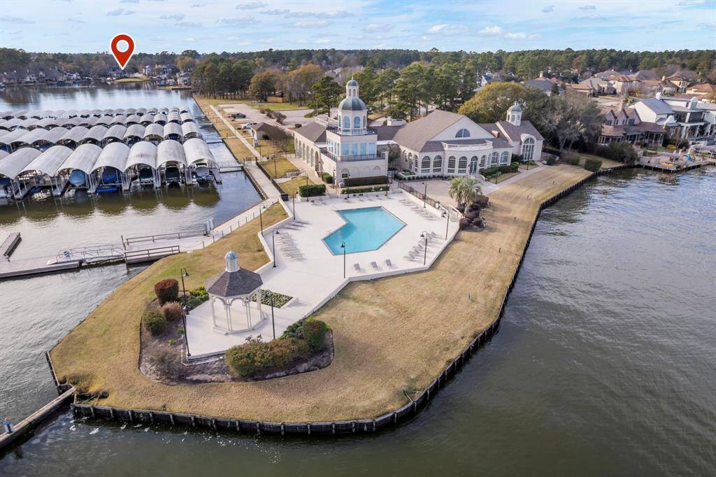With easy access to the clubhouse and marina, this home is perfect for lake enthusiasts looking to make a splash this season!