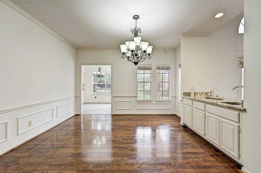 Your dream kitchen with natural light pouring in!