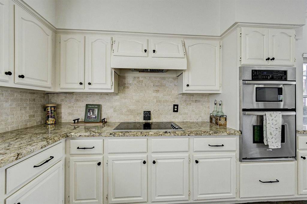 Fanntastic sized utility room with built in organization and storage.