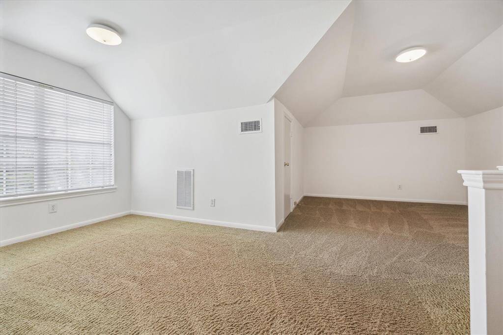Third floor flex room with a full bathroom which would make a great gym, home office or could be the 5th bedroom.