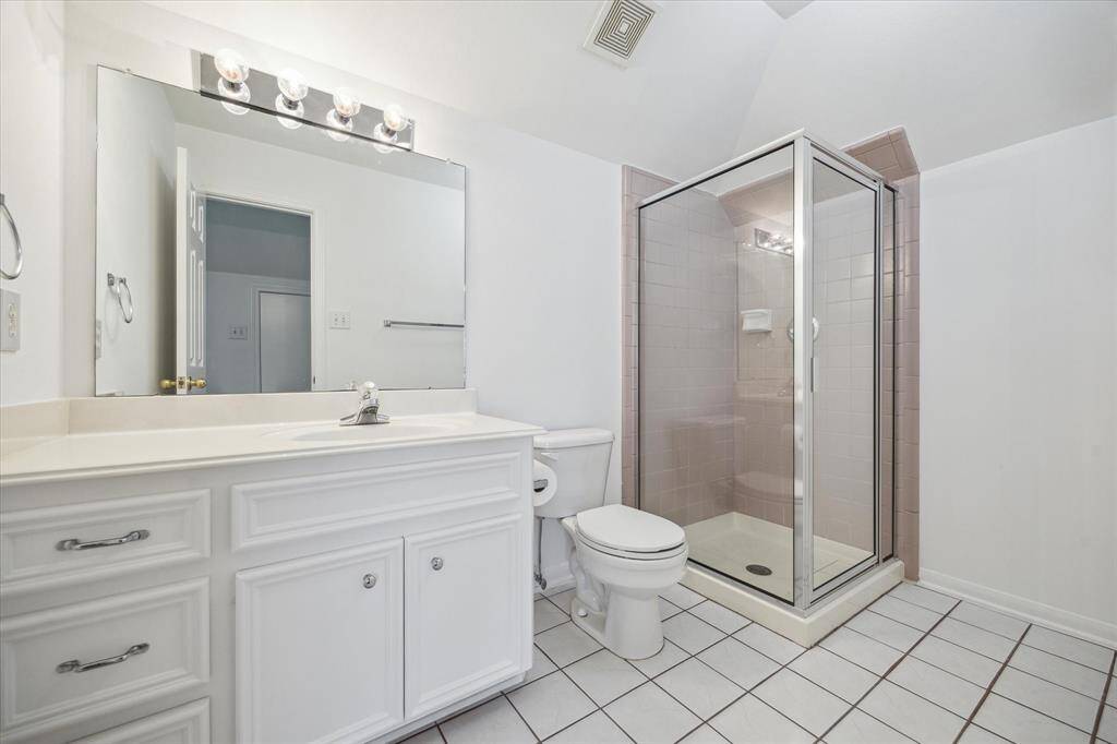 Full bathroom on the third floor.