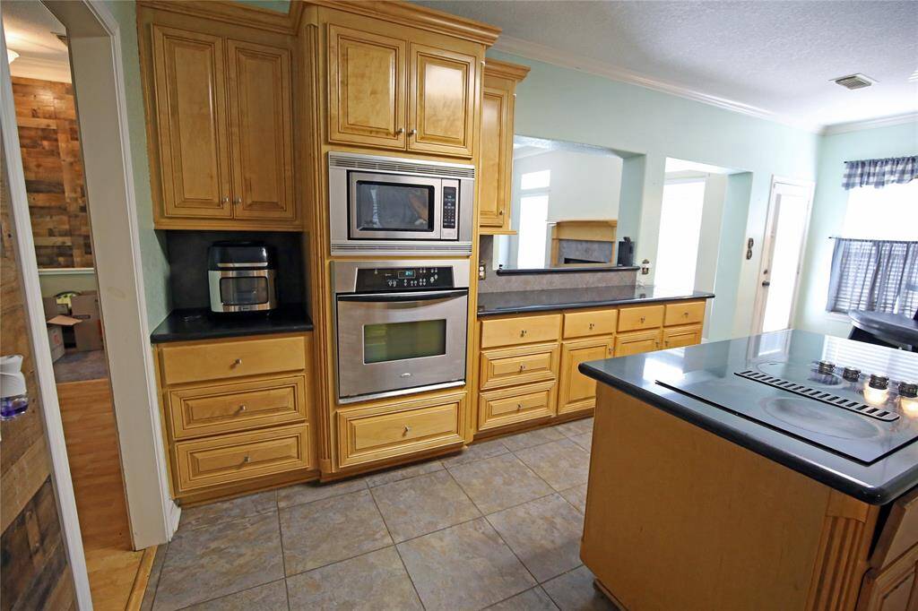 The Kitchen and the Breakfast Area. Appliances Stay!