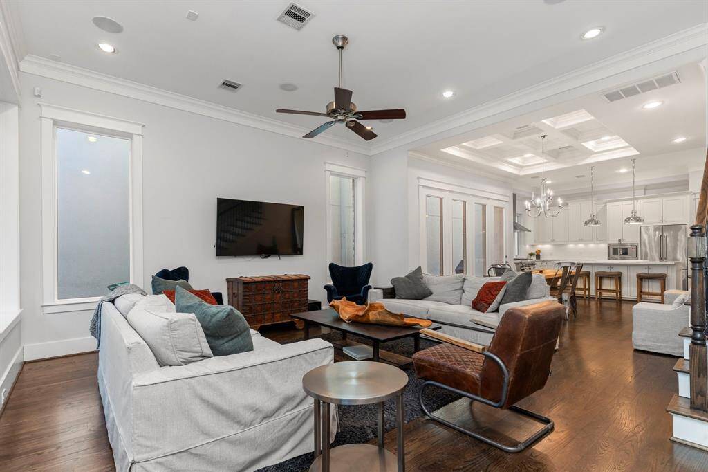 The open floor plan, combined with the expansive living and dining areas, is beautifully complemented by the light and airy finishes throughout.