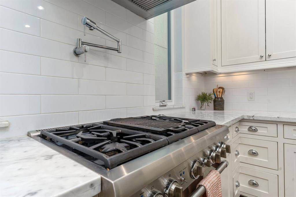 Gas stove equipped with a convenient pot filler!