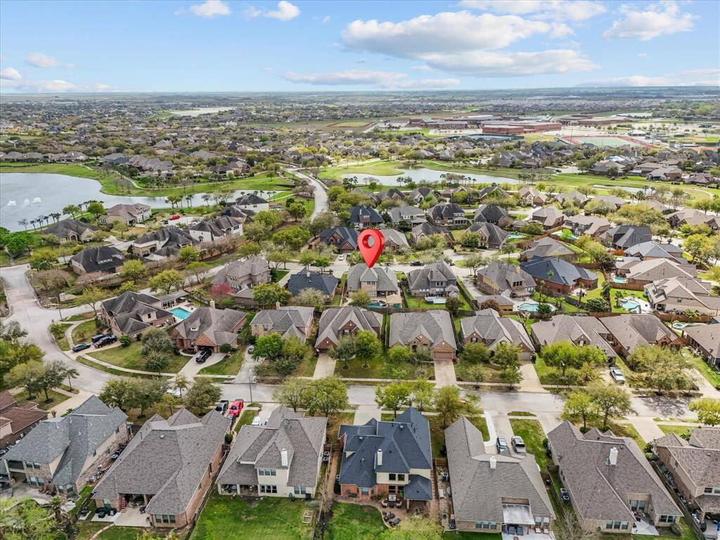 Located close to the main lake in Mar Bella