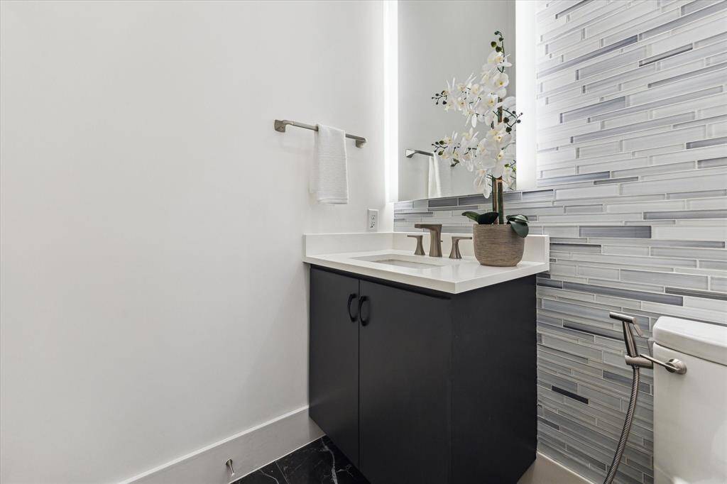 [POWDER ROOM] Conveniently located on the first floor, this powder room offers both style and function for guests and daily use.