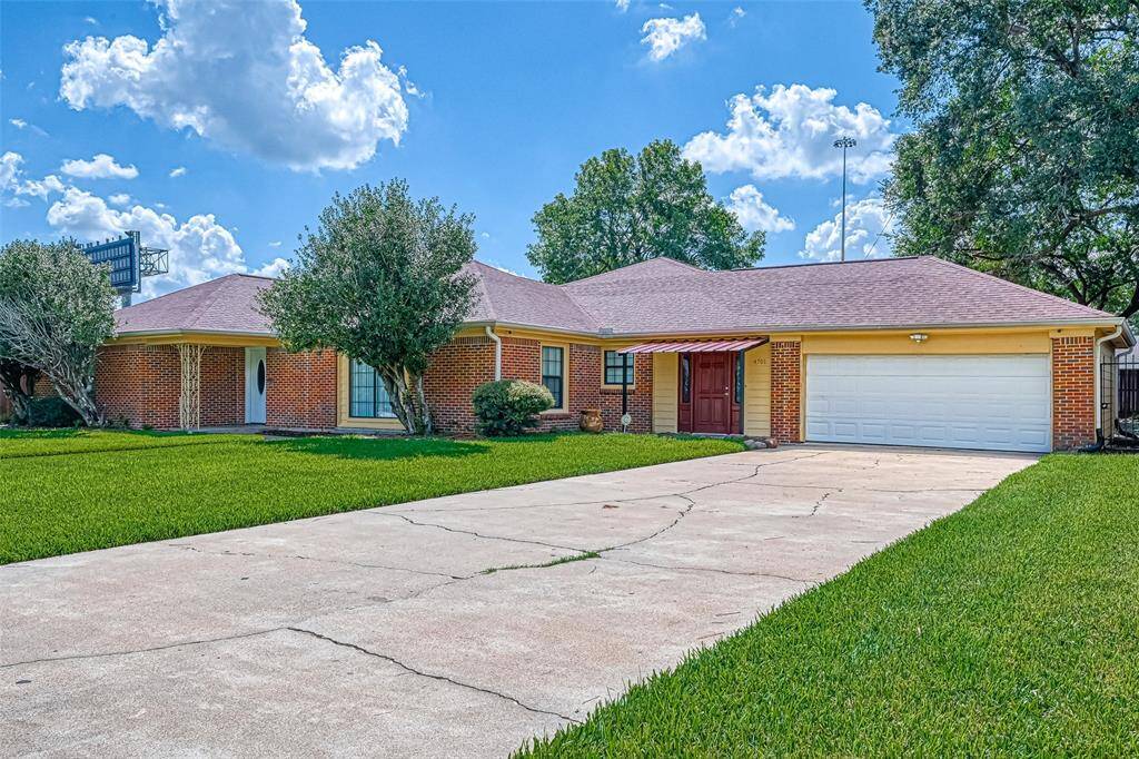Long driveway with plenty of space for parking