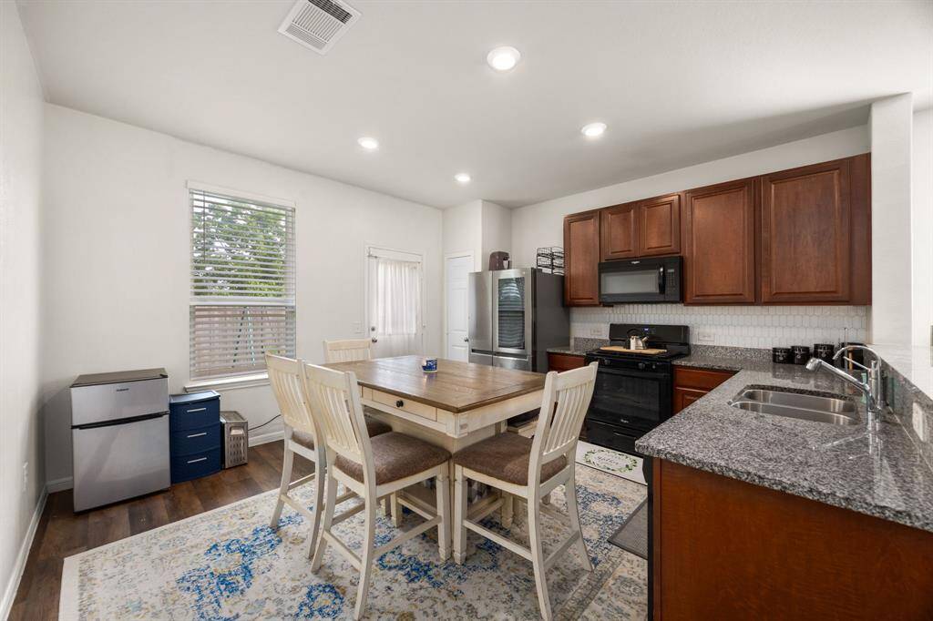 Kitchen/Dining Combo with BackSplash and Granite CounterTops