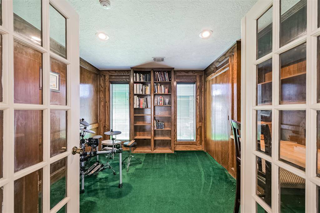 Great natural light for a productive day, easily repurposed to fit your lifestyle.
