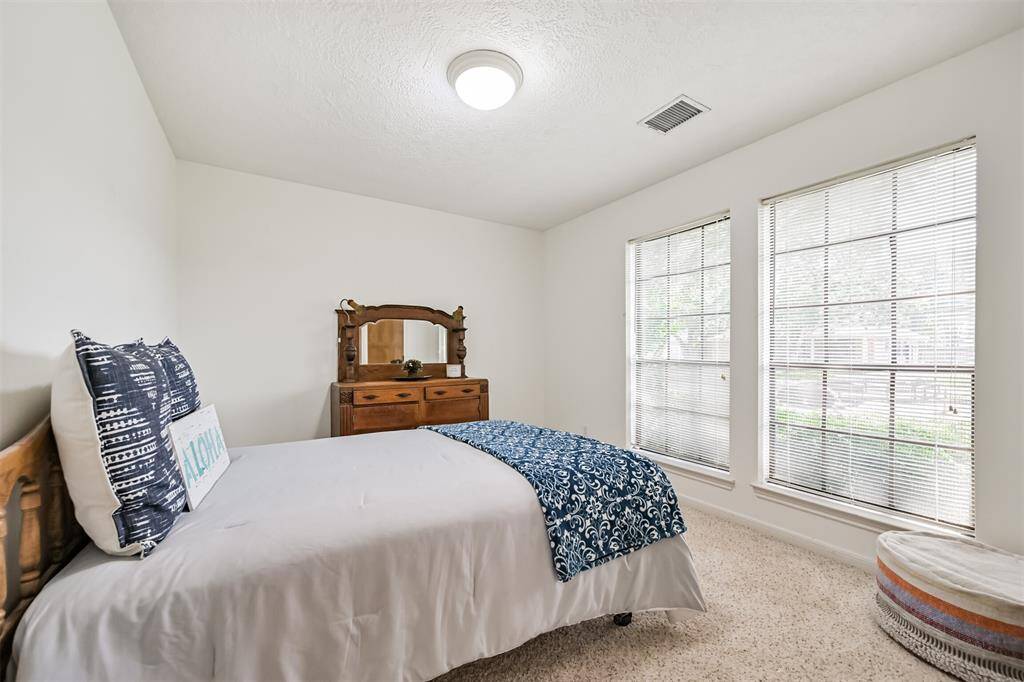 Secondary bedroom, comfortable carpeted spaces for family or guests, neutral tones ready for your personal touch.